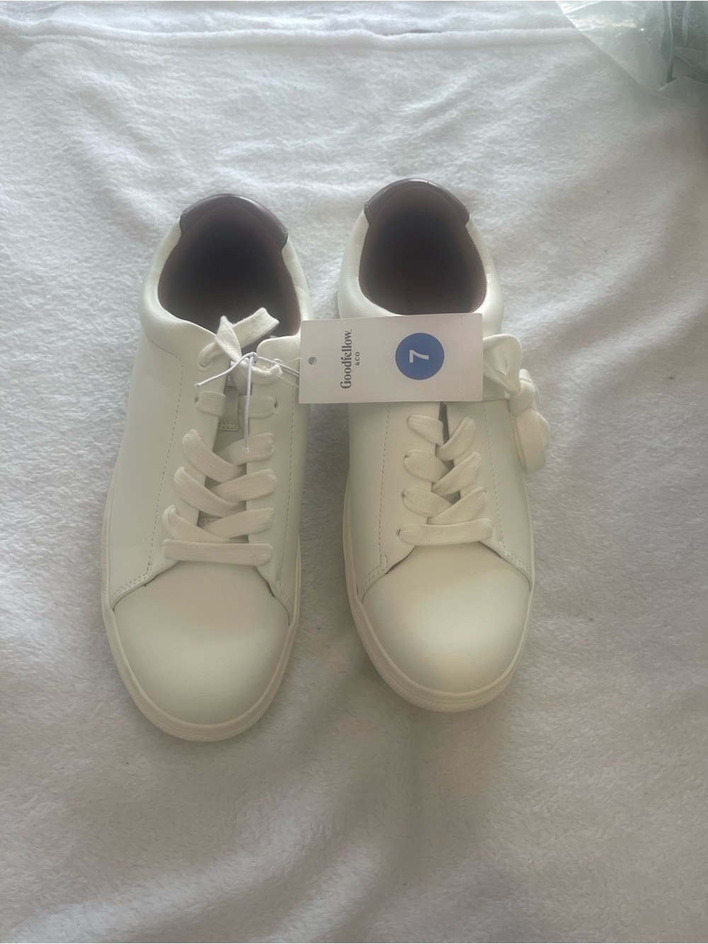 Men’s good fellow White Leather Sneakers nwt size 7. SKU 3273